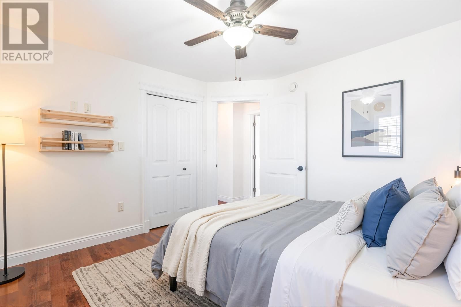 122 ESSEX CRESCENT Image 28