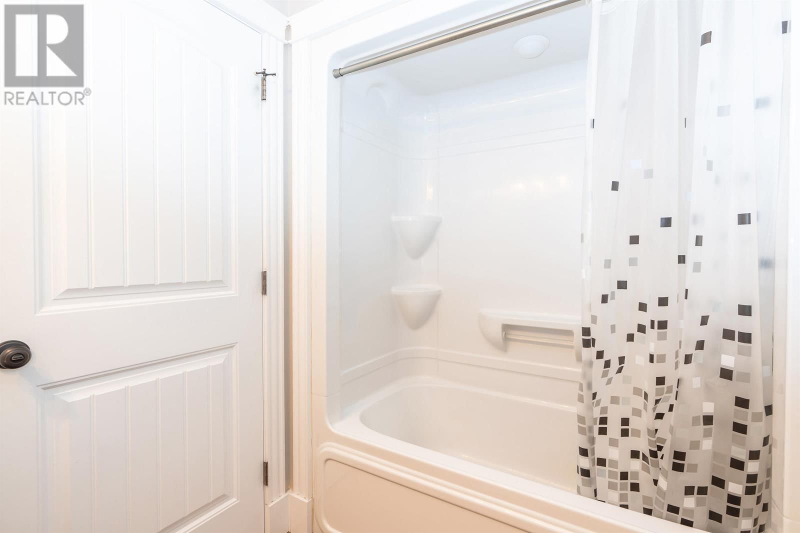 122 ESSEX CRESCENT Image 30