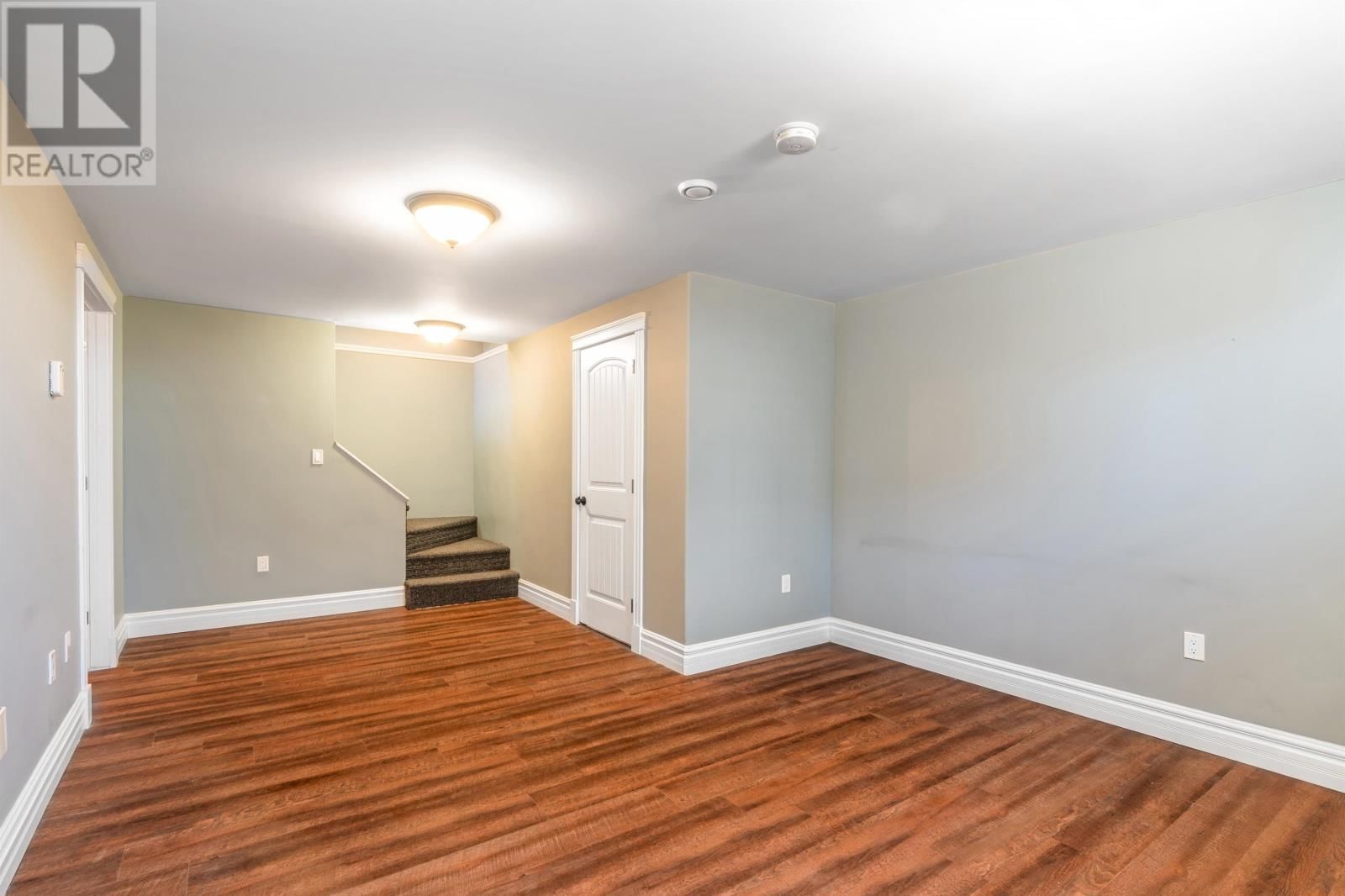 122 ESSEX CRESCENT Image 31