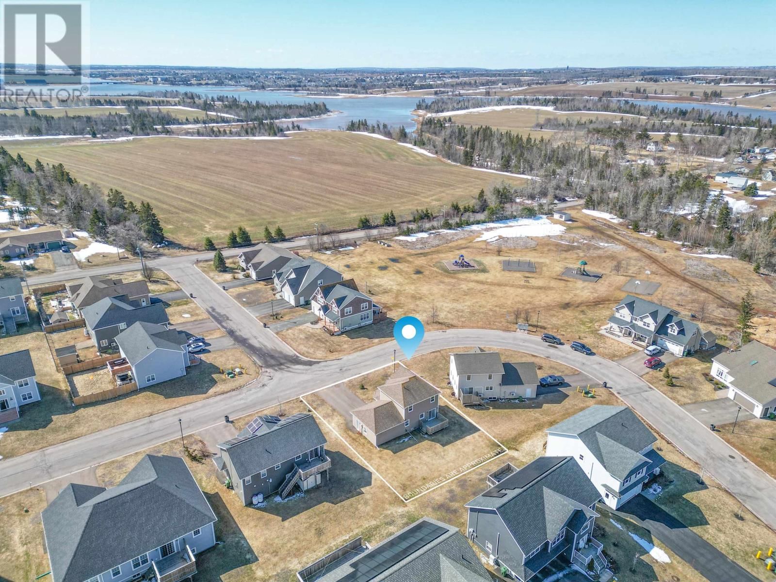 122 ESSEX CRESCENT Image 38