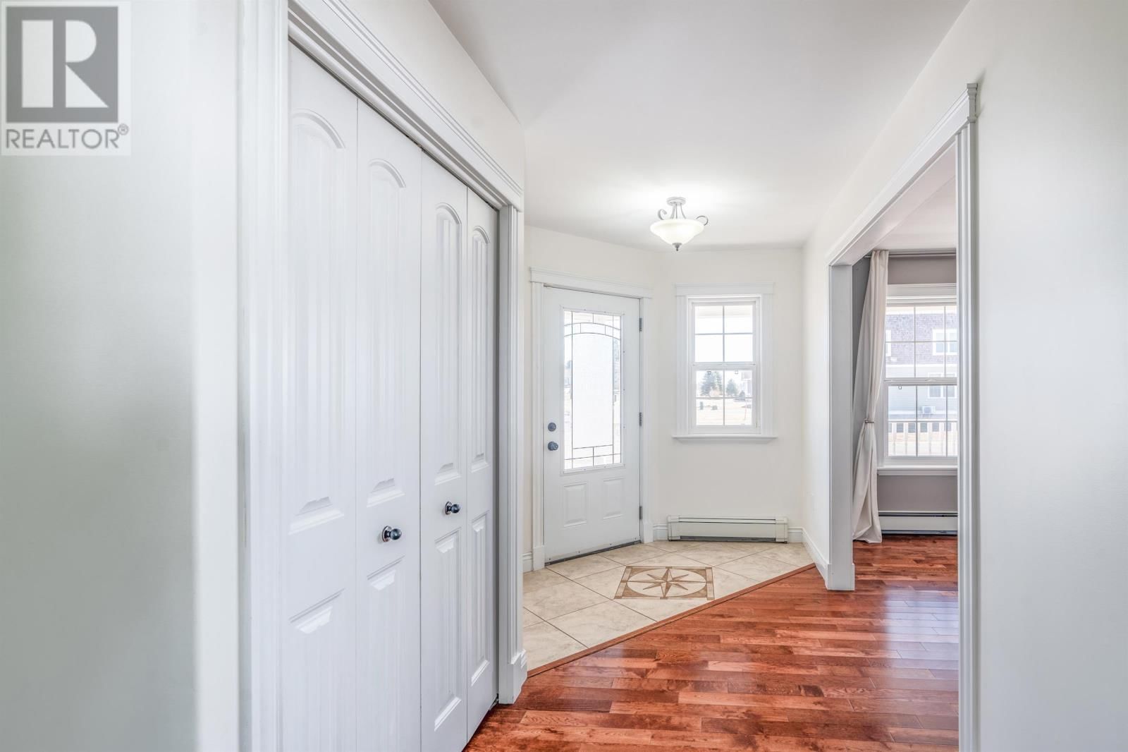 122 ESSEX CRESCENT Image 7