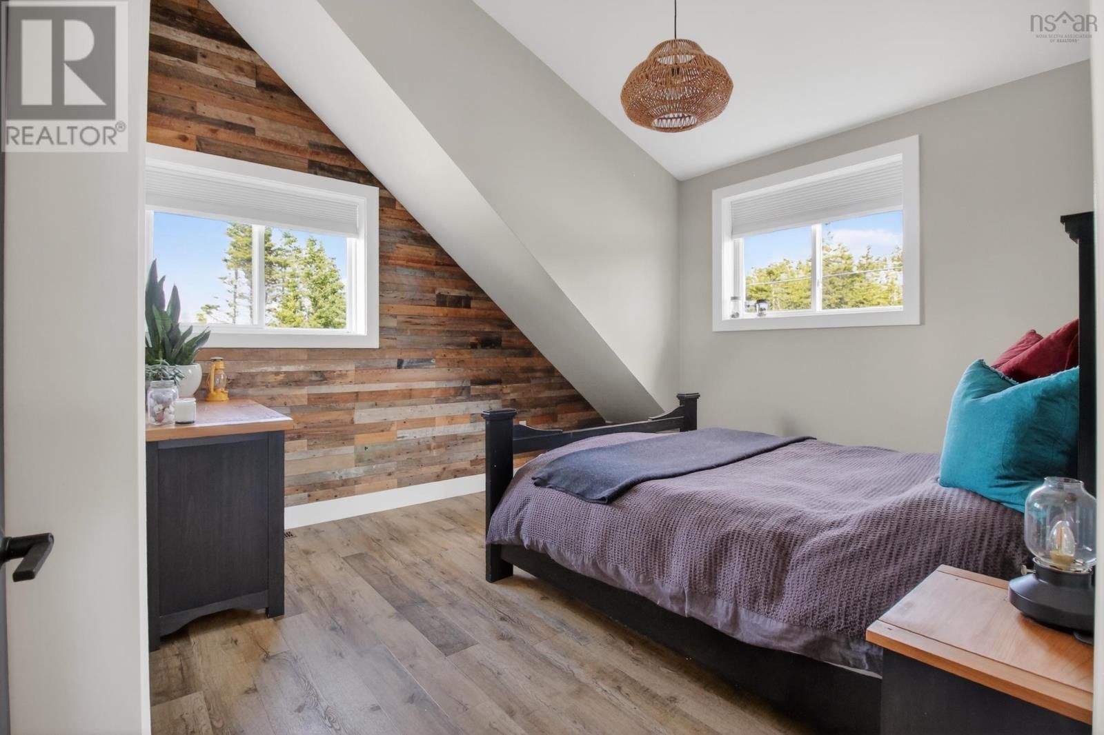 232 LESLIE ROAD Image 19