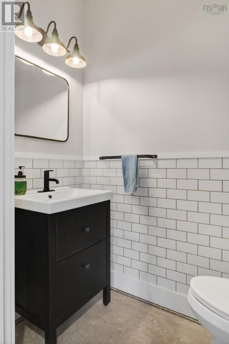 232 LESLIE ROAD Image 32