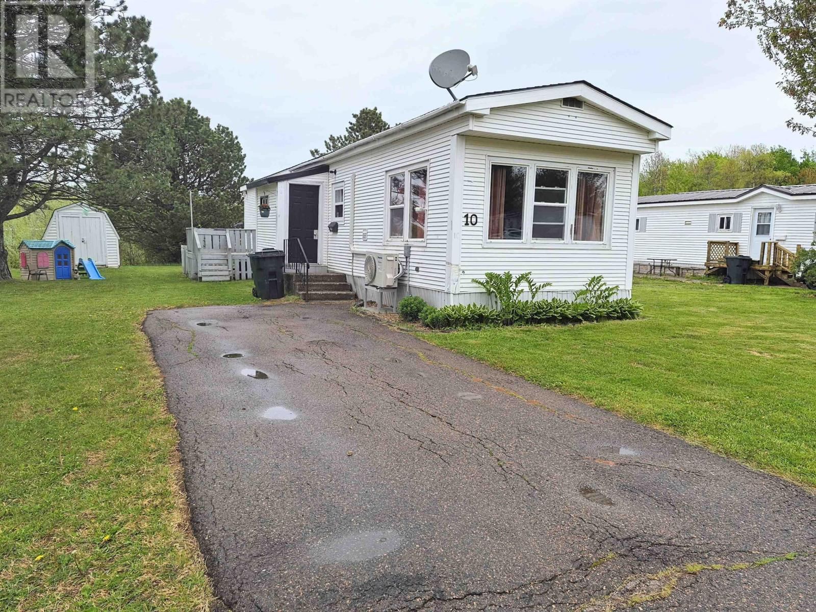 10 Bayview Drive, Amherst, Nova Scotia B4H 4E7