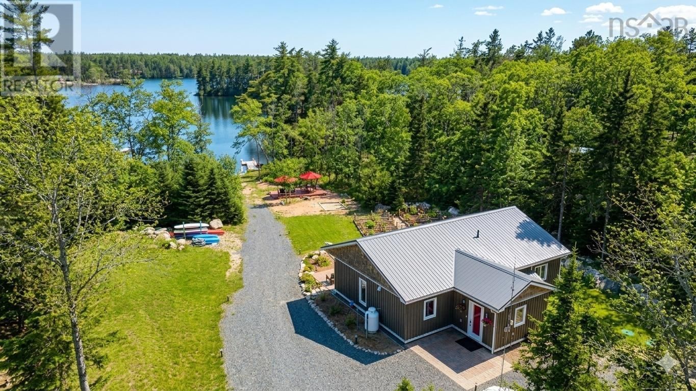 8 Alexander Avenue, Waterloo Lake, Nova Scotia B0S 1P0