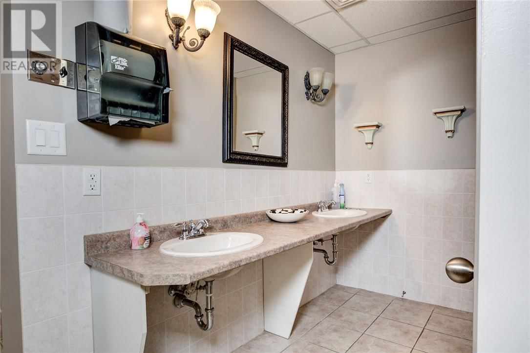 2147 ARMSTRONG STREET Image 22