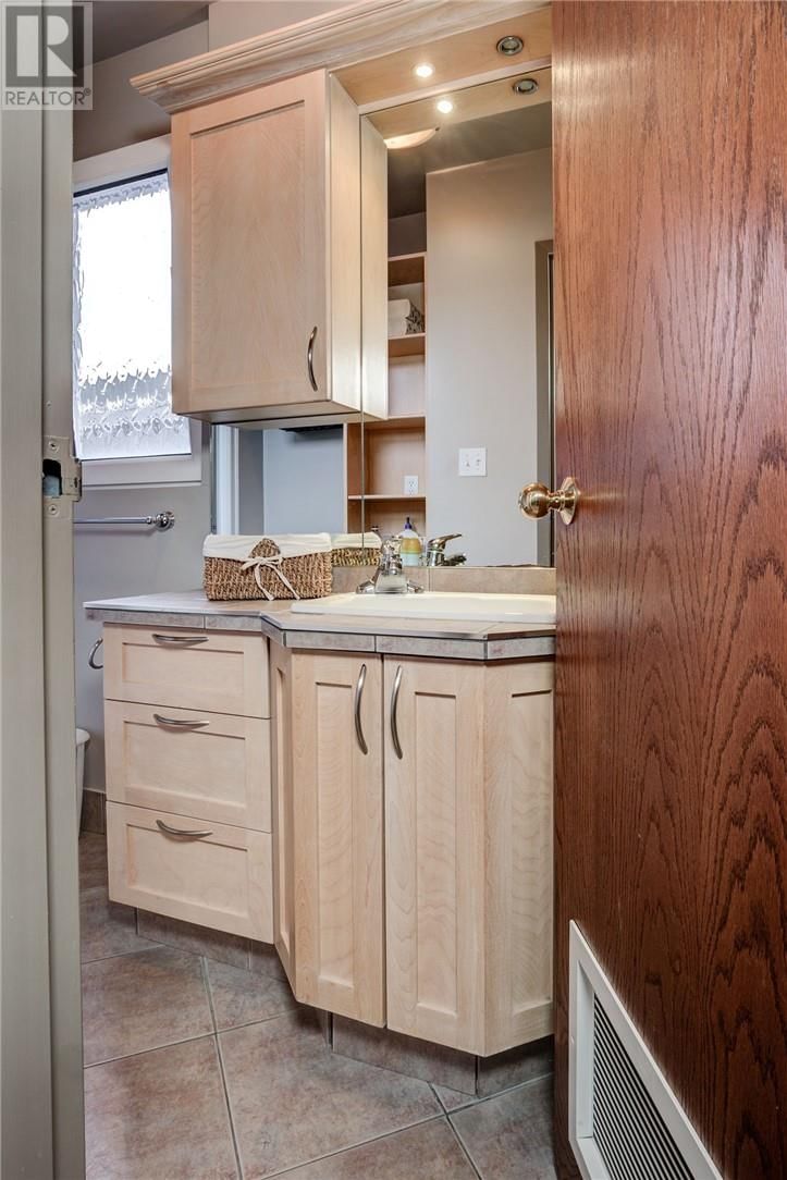 2147 ARMSTRONG STREET Image 25