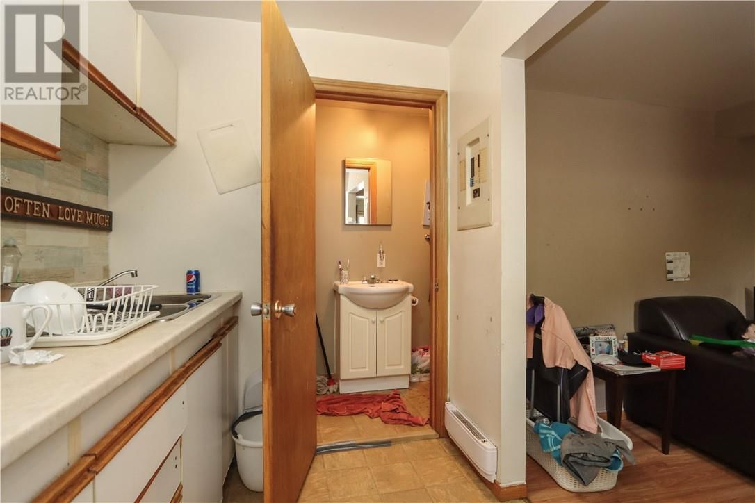 98 KATHLEEN STREET Image 21