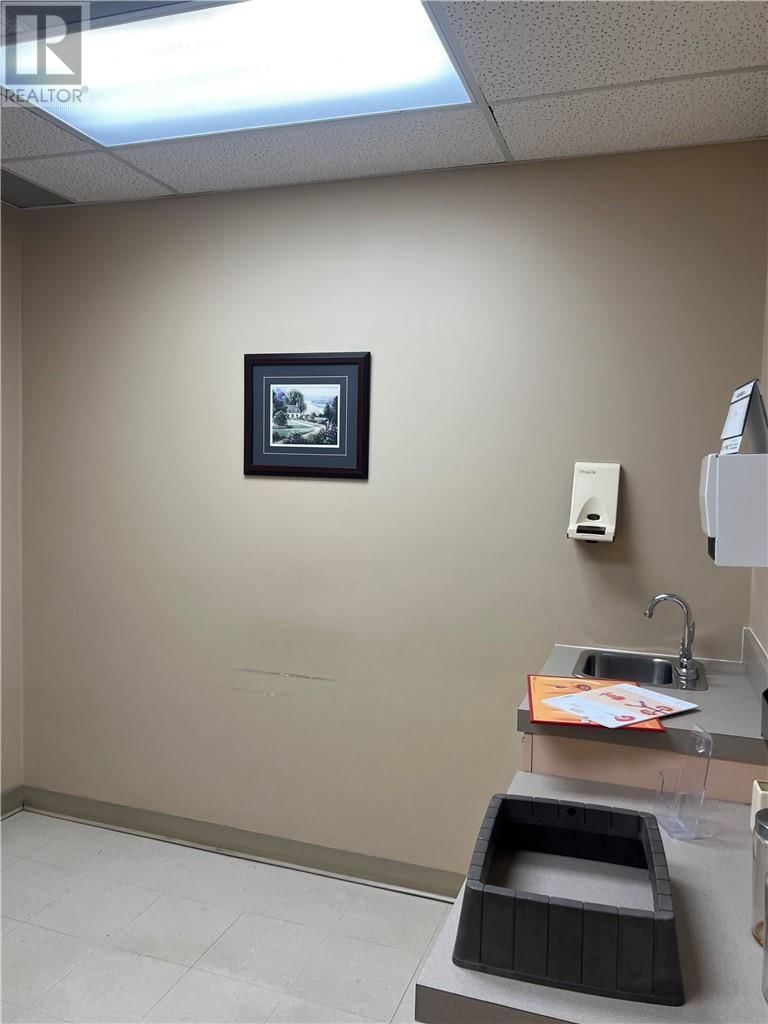 200A - 65 LARCH STREET Image 3