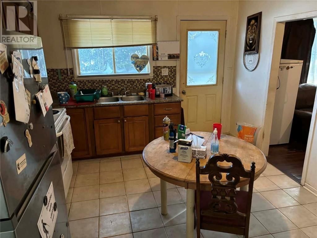 423 CARON STREET Image 5