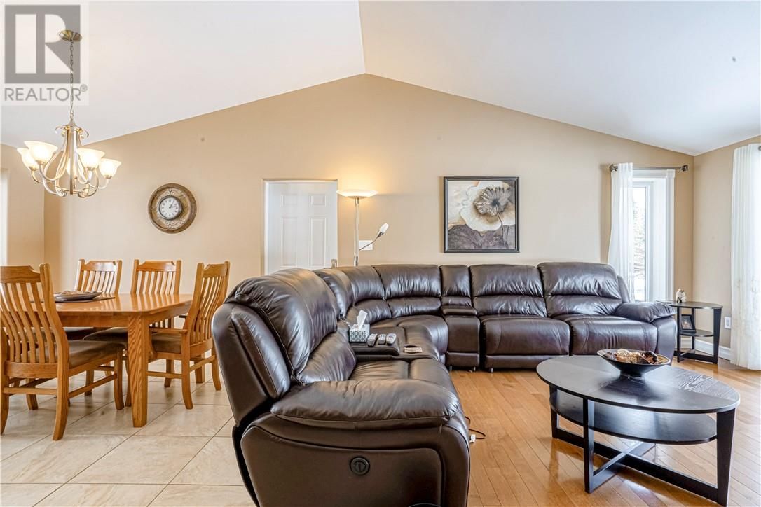 105 Seguin Image 12