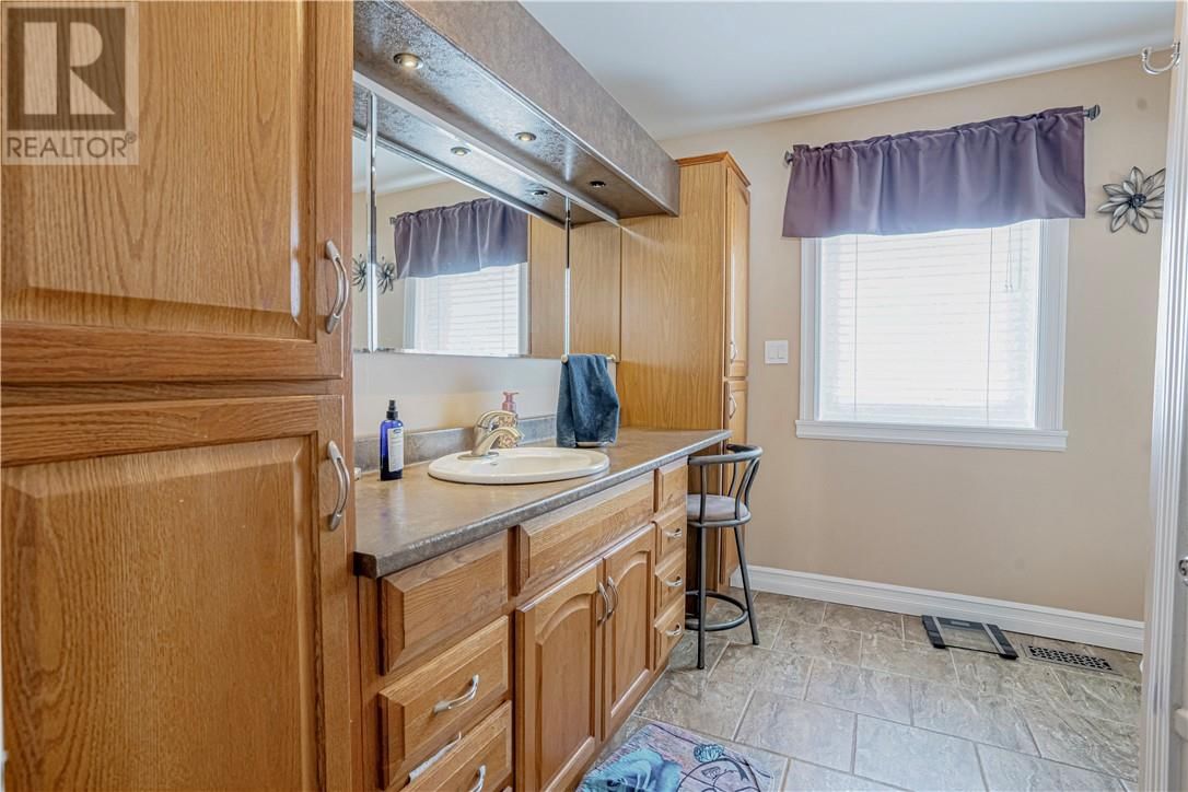 105 Seguin Image 16
