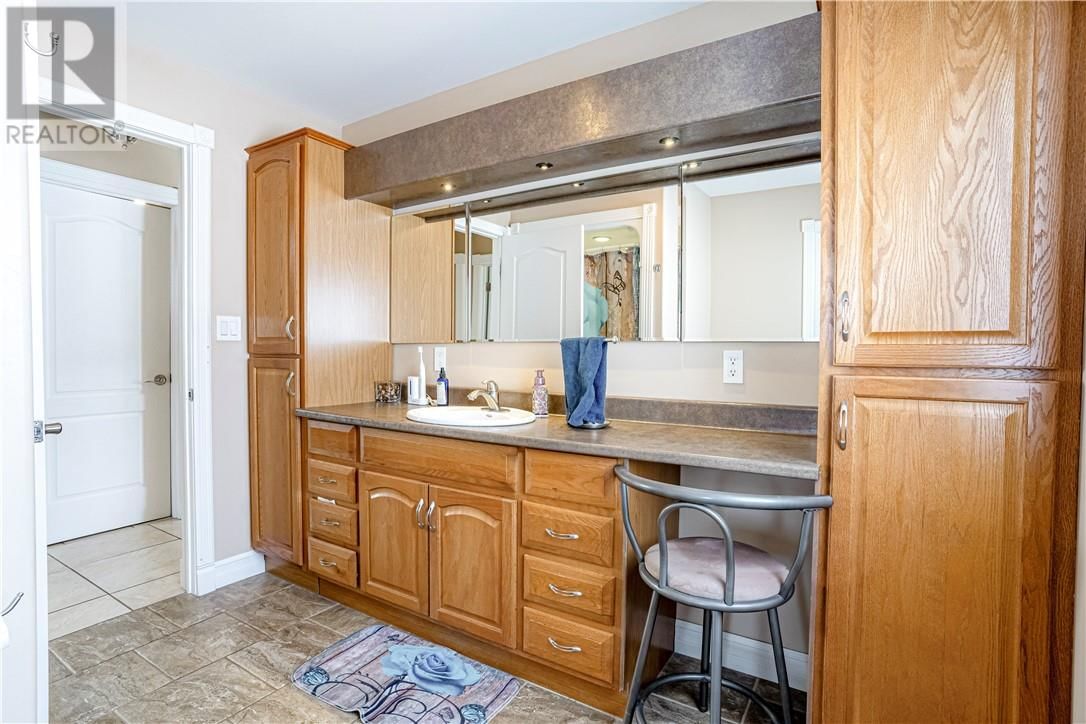 105 Seguin Image 18