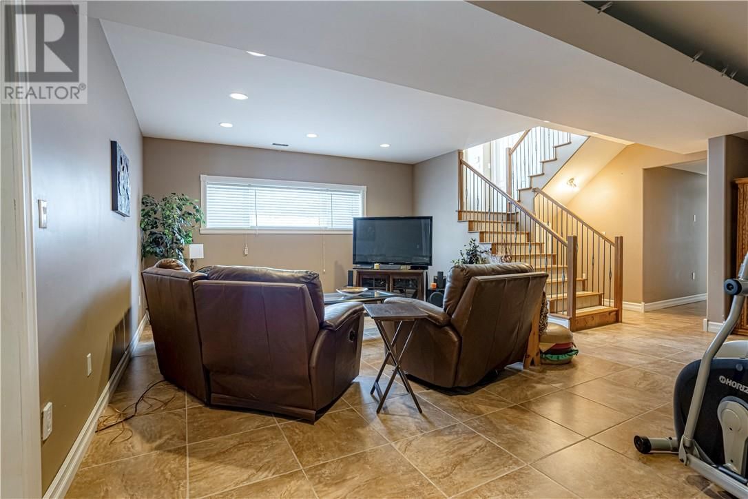 105 Seguin Image 29