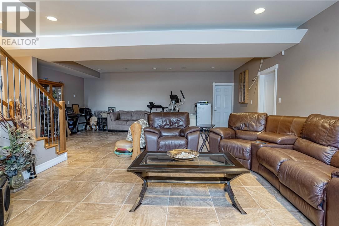 105 Seguin Image 31