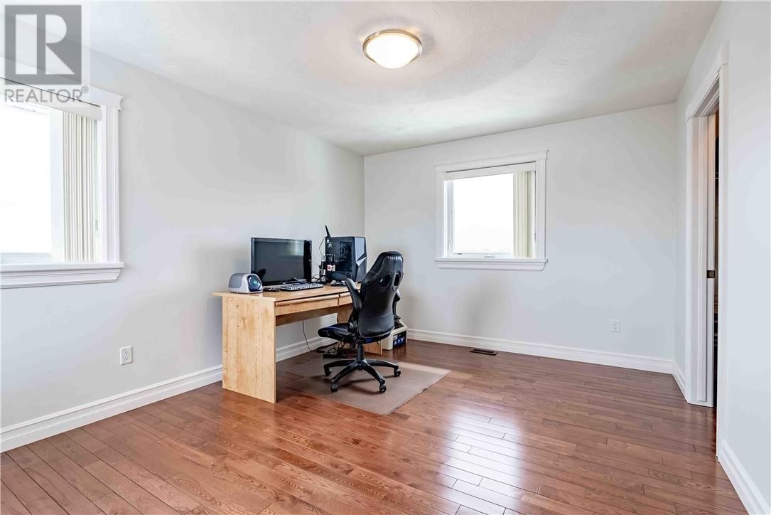 104 BAYSIDE CRESCENT Image 30
