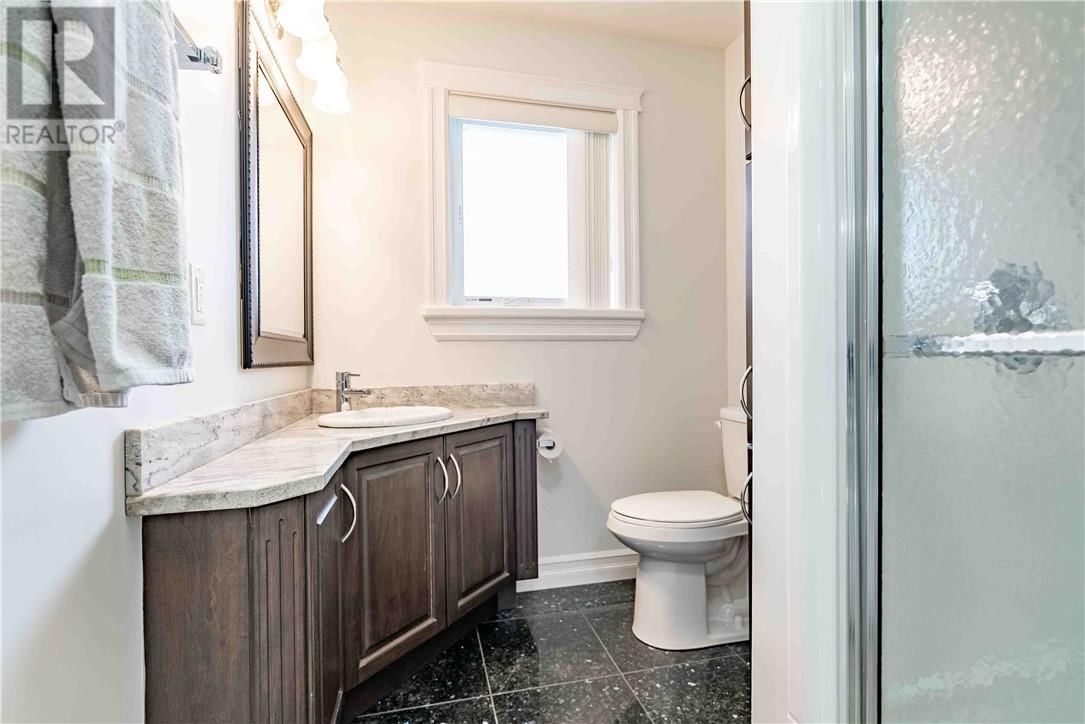 104 BAYSIDE CRESCENT Image 32