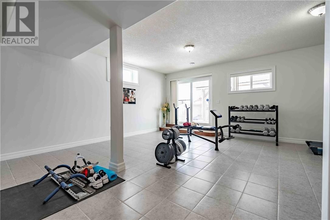 104 BAYSIDE CRESCENT Image 35