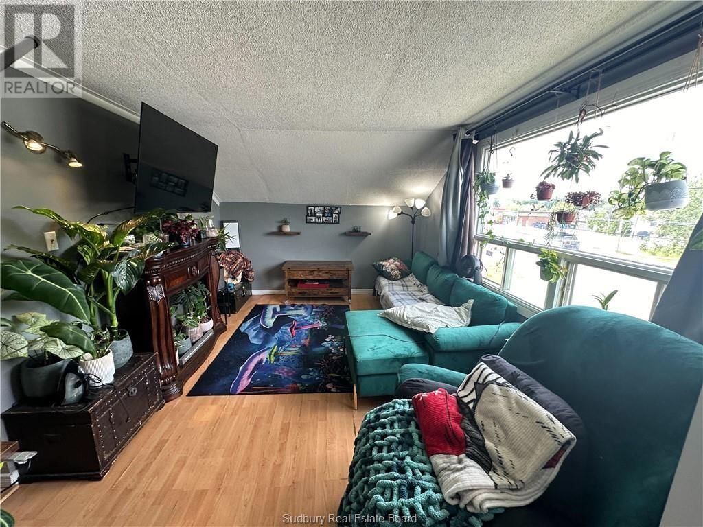 3432 FALCONBRIDGE HIGHWAY Image 9