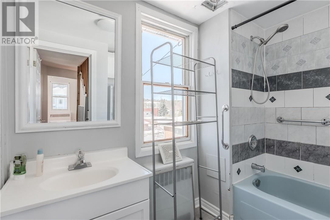 387 BESSIE AVENUE Image 21