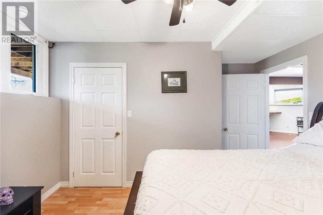 15 YORK DRIVE Image 44