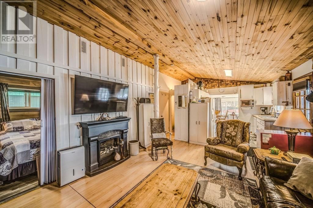 670 LAKE ROAD Image 19