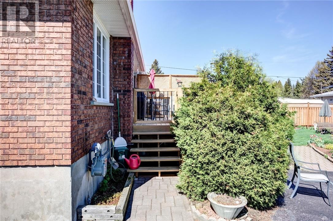 1550 CAMPEAU STREET Image 23