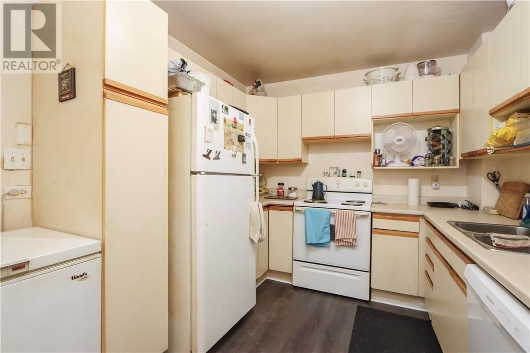 452 DUPONT STREET Image 10