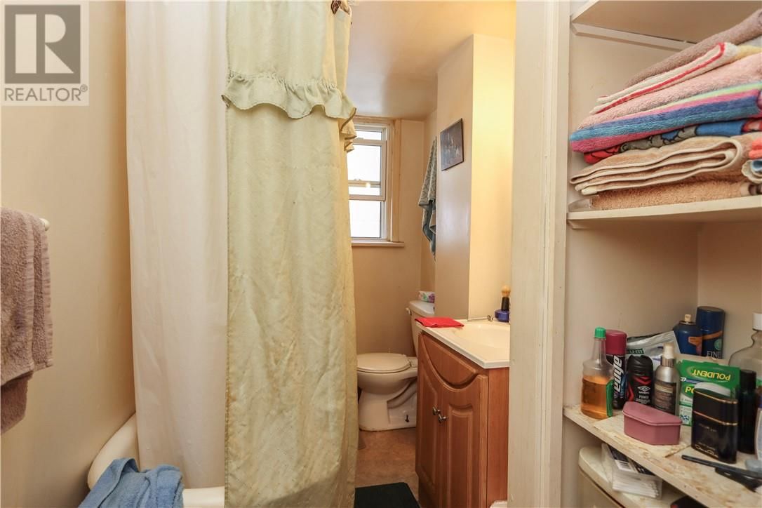452 DUPONT STREET Image 9
