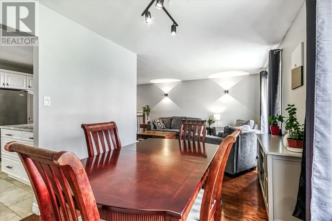 14 CHANTAL CRESCENT Image 17