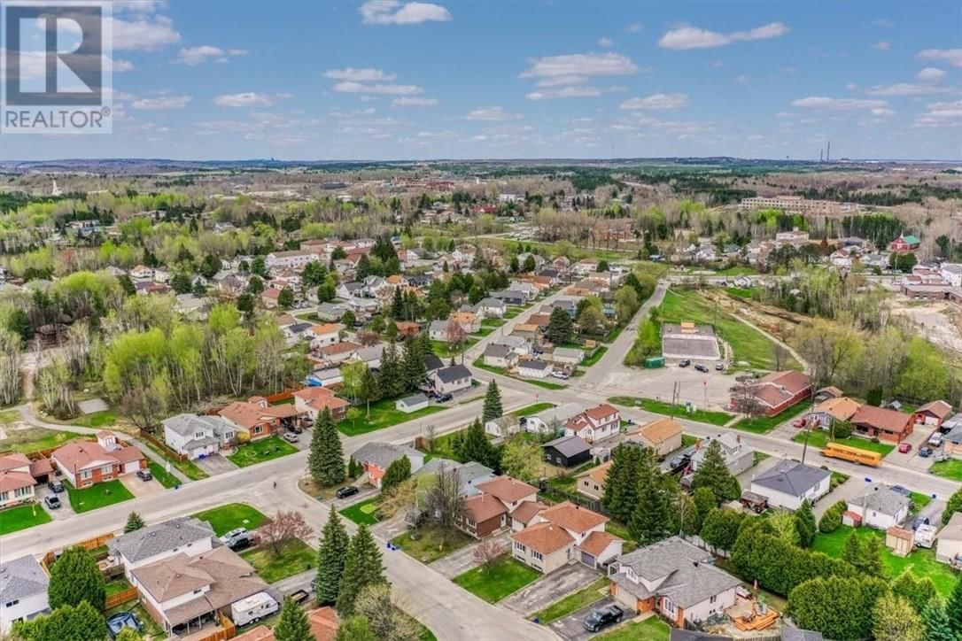 14 CHANTAL CRESCENT Image 35