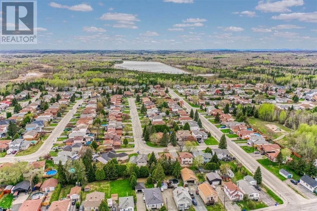14 CHANTAL CRESCENT Image 36