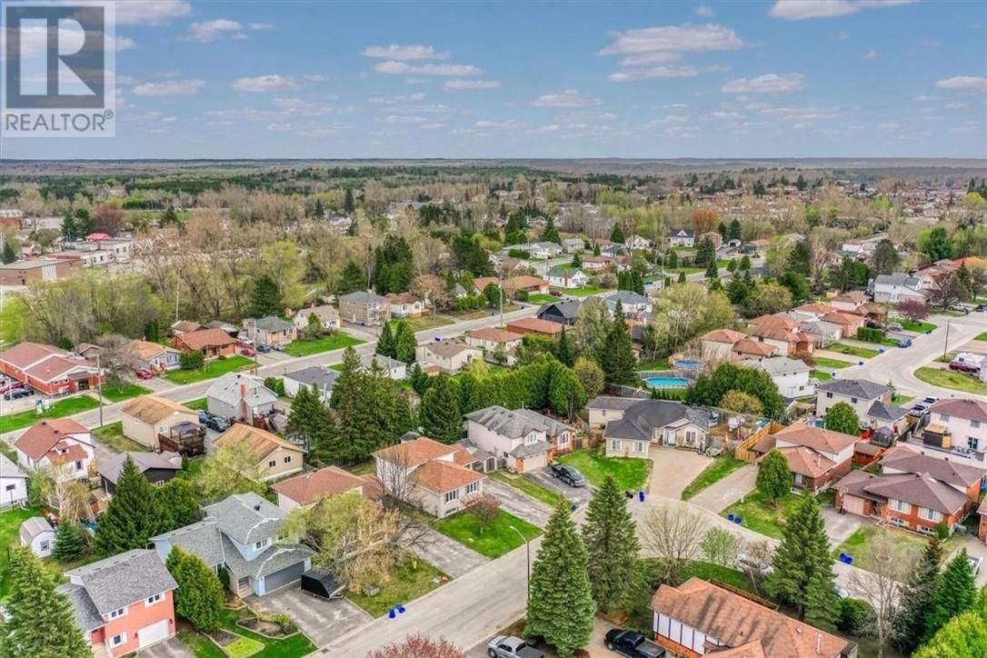 14 CHANTAL CRESCENT Image 37