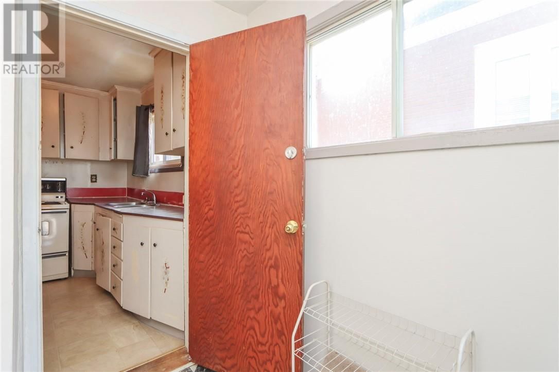 76 LOGAN AVE Image 12