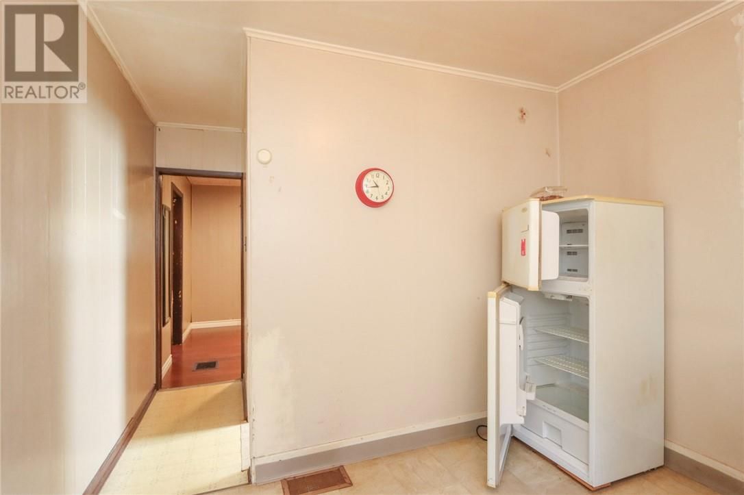 76 LOGAN AVE Image 14
