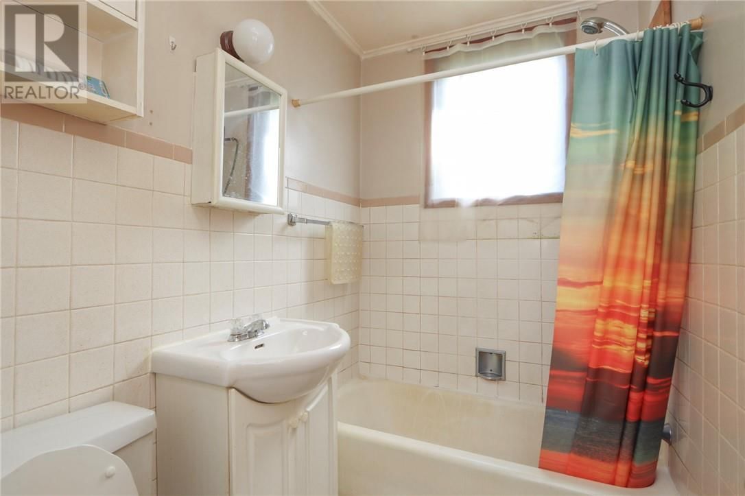 76 LOGAN AVE Image 15