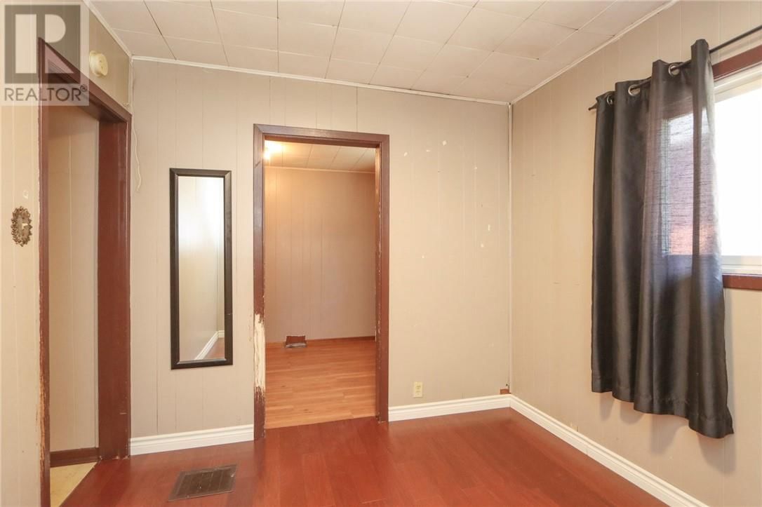 76 LOGAN AVE Image 16