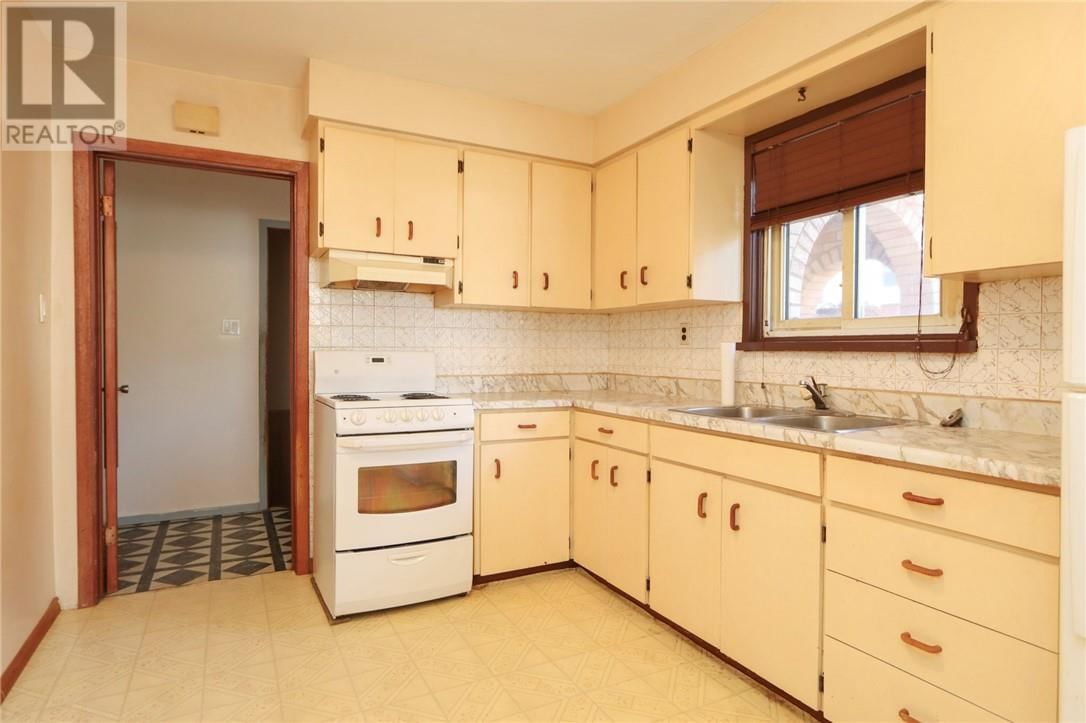 76 LOGAN AVE Image 5