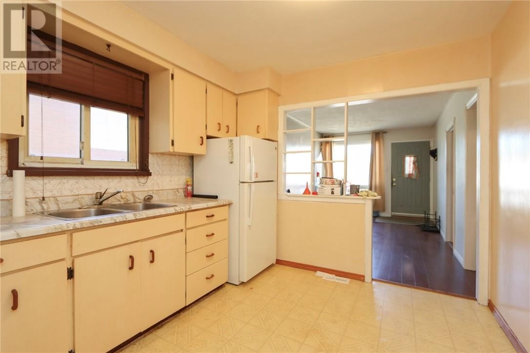 76 LOGAN AVE Image 6