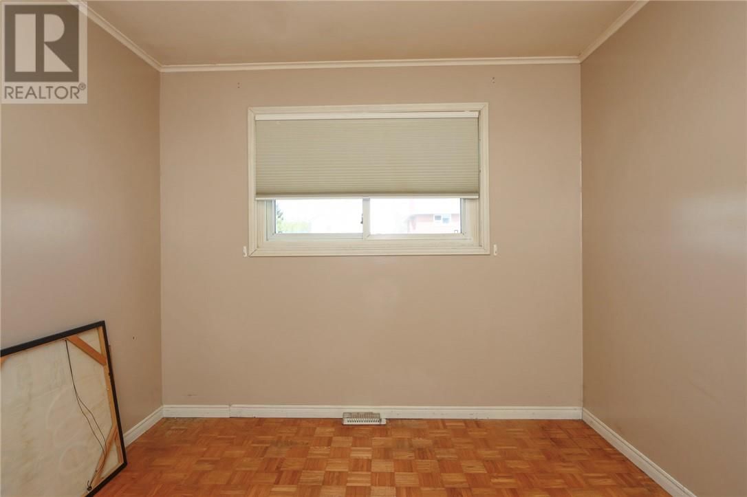 76 LOGAN AVE Image 8