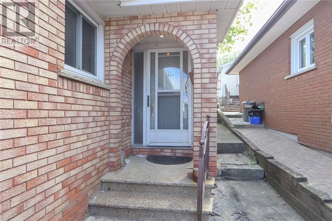 76 LOGAN AVE Image 9