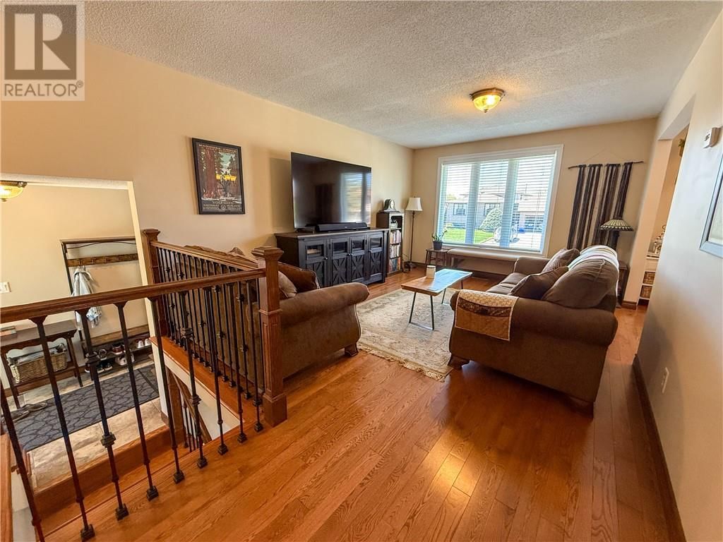 1864 COVEWOOD CRESCENT Image 12