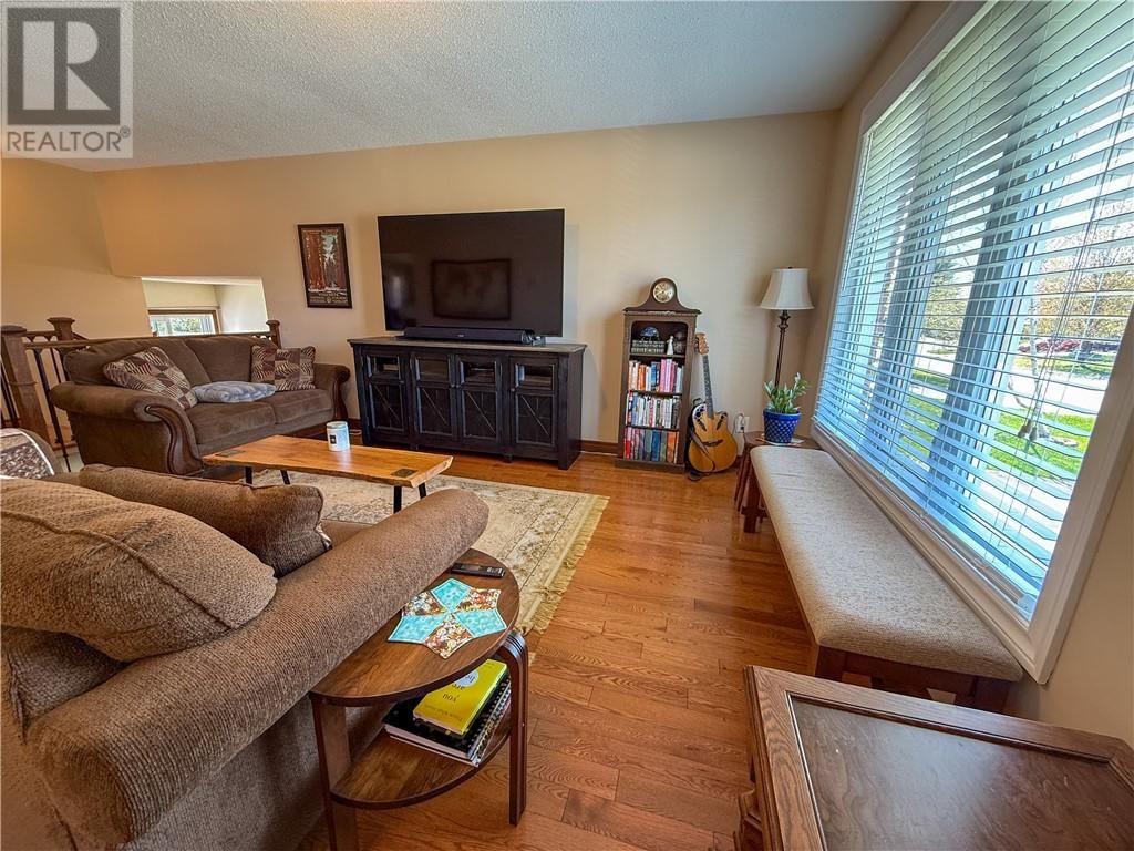 1864 COVEWOOD CRESCENT Image 14