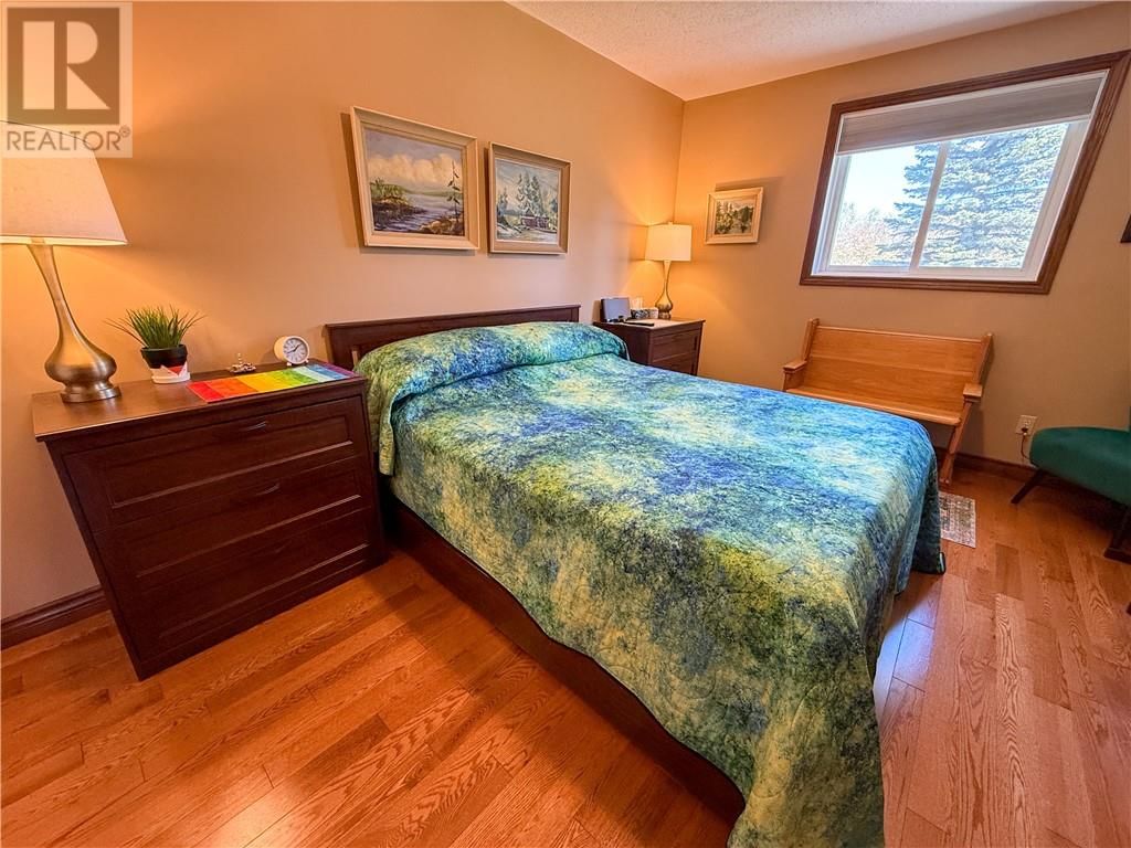 1864 COVEWOOD CRESCENT Image 24