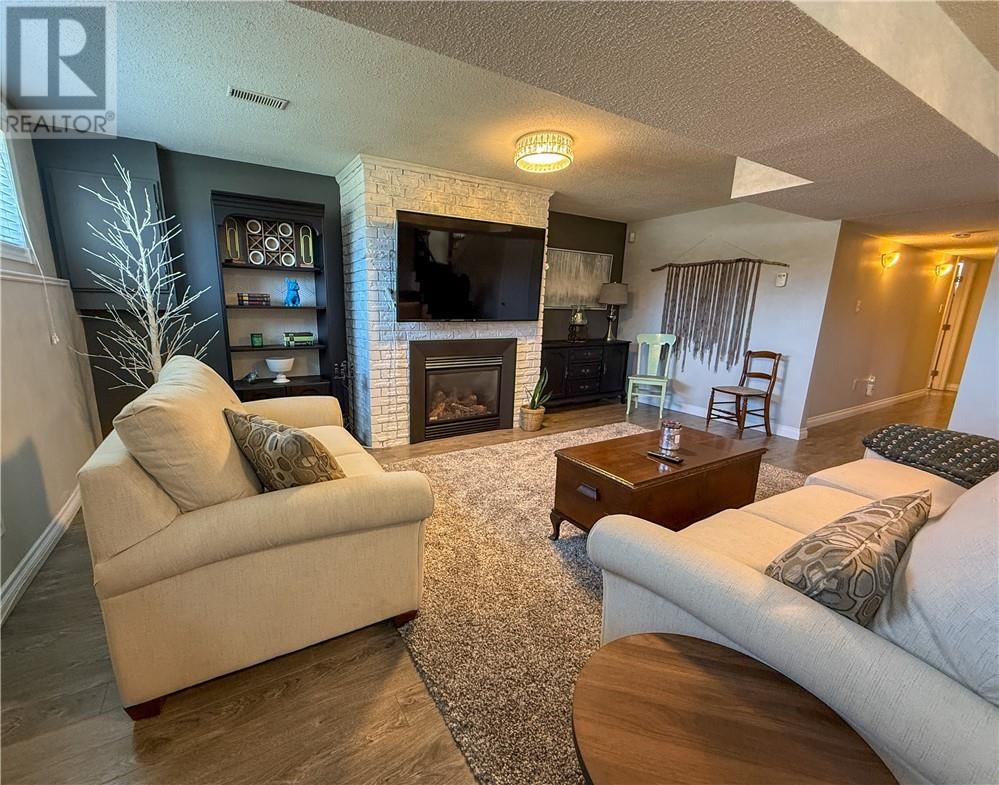 1864 COVEWOOD CRESCENT Image 32