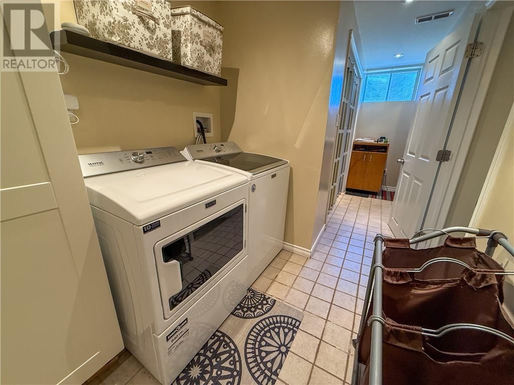 1864 COVEWOOD CRESCENT Image 35