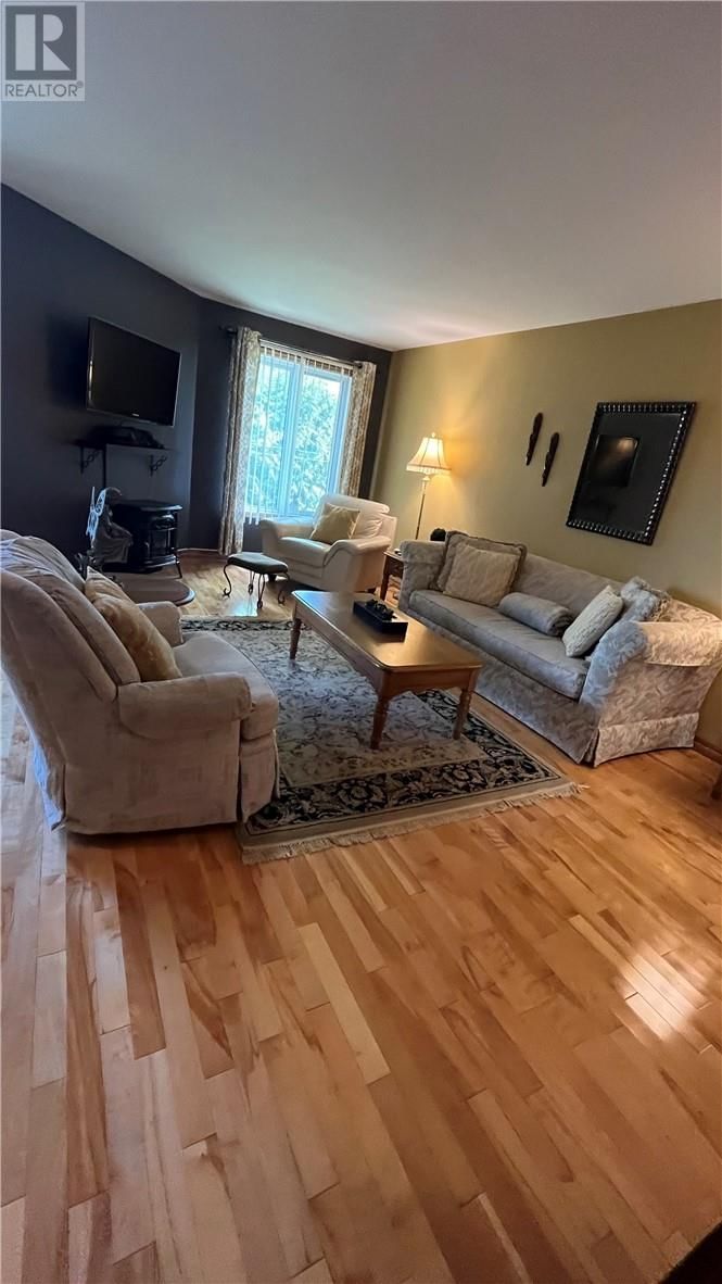 351 ESTER STREET Image 16