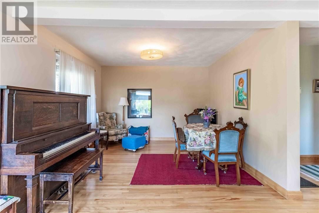 438 ANNIE STREET Image 18