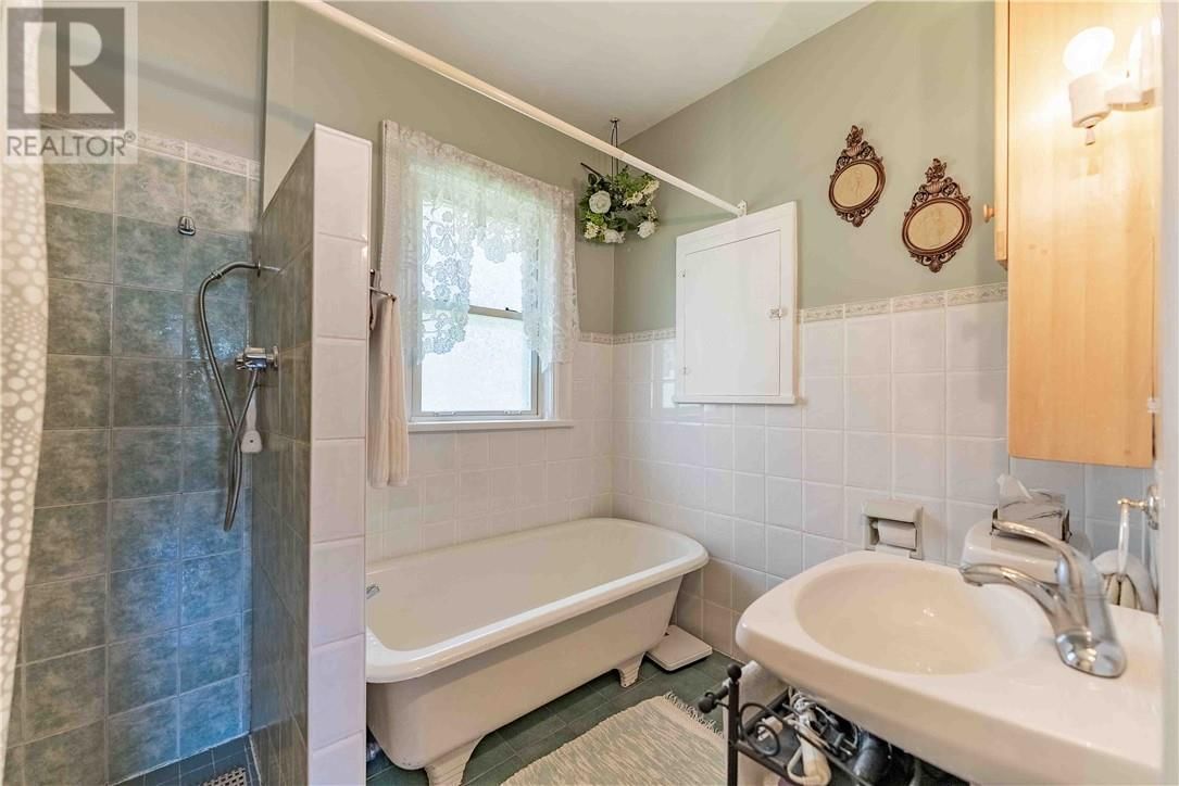 438 ANNIE STREET Image 22