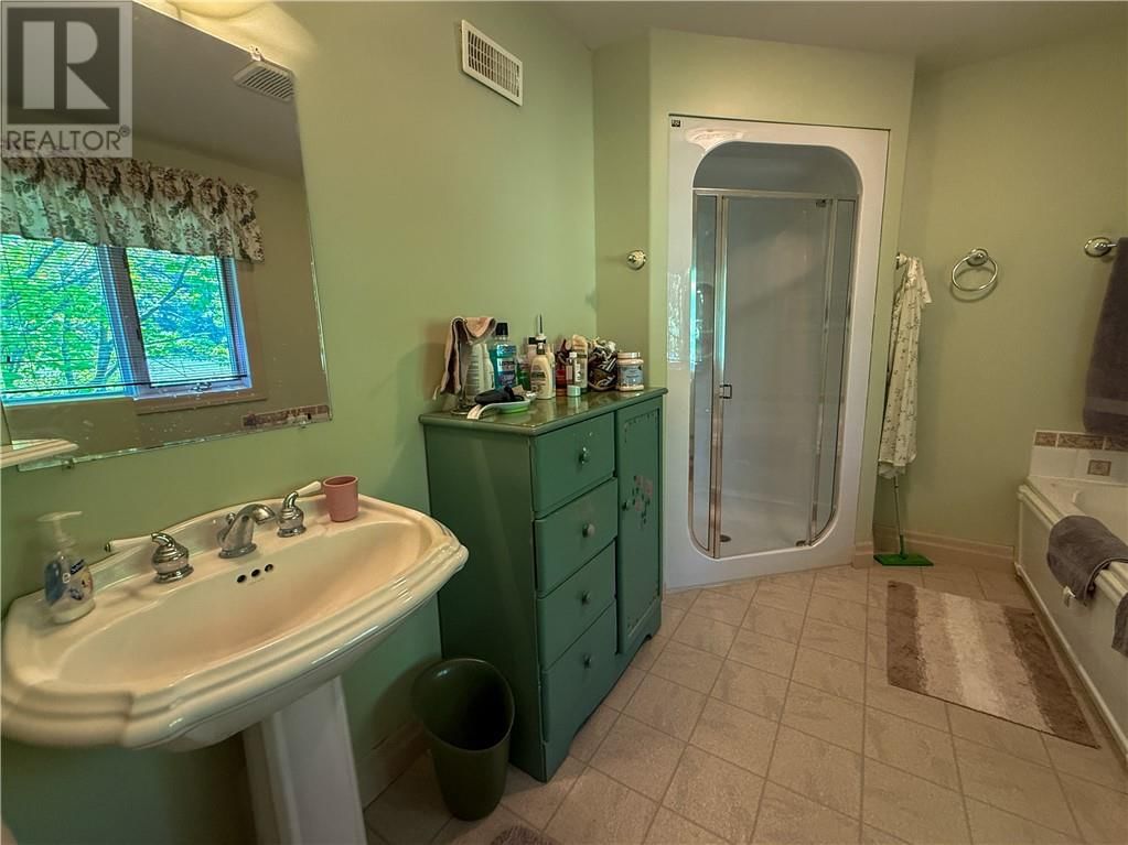 118 MAPLE DRIVE Image 43